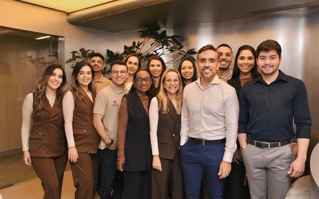 Equipe do Instituto Breno Rodrigues reunida na recepção da clínica, em Recife
